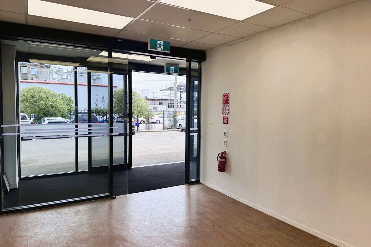 Expansive City Fringe Office with Parking – pohled 6