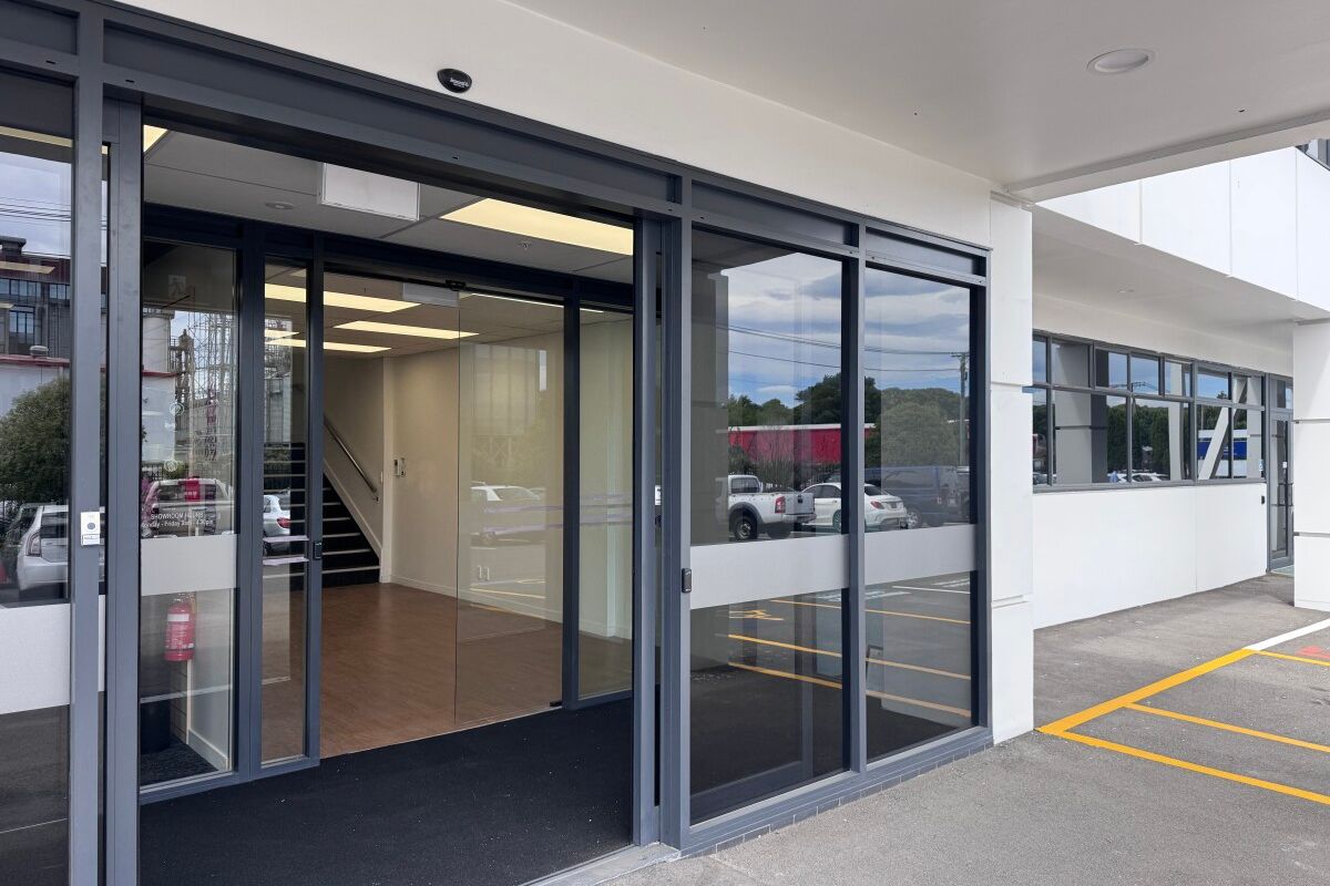 Expansive City Fringe Office with Parking – pohled 5