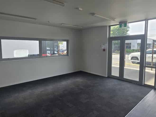 Versatile industrial premises – warehouse/office