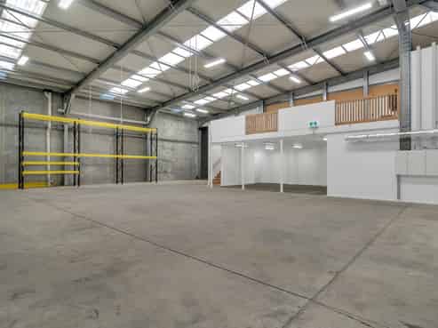 Versatile industrial premises – warehouse/office