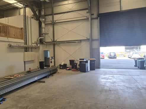 Versatile industrial premises – warehouse/office