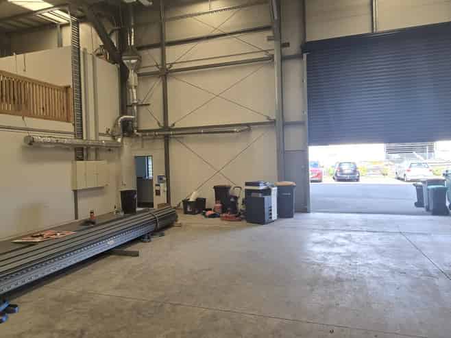 Versatile industrial premises – warehouse/office