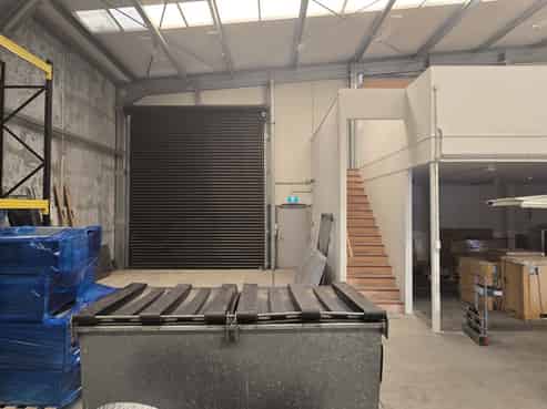 Versatile industrial premises – warehouse/office