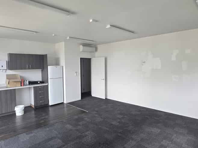 Versatile industrial premises – warehouse/office