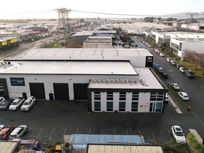 Versatile industrial premises – warehouse/office