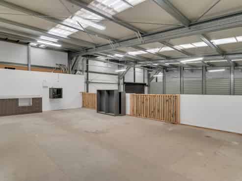 Versatile industrial premises – warehouse/office