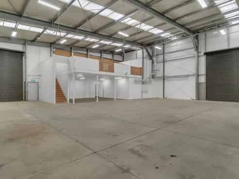 Versatile industrial premises – warehouse/office
