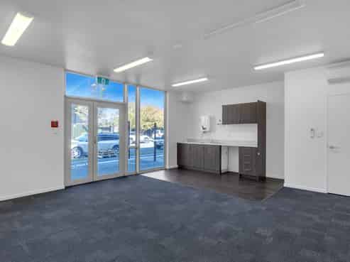 Versatile industrial premises – warehouse/office