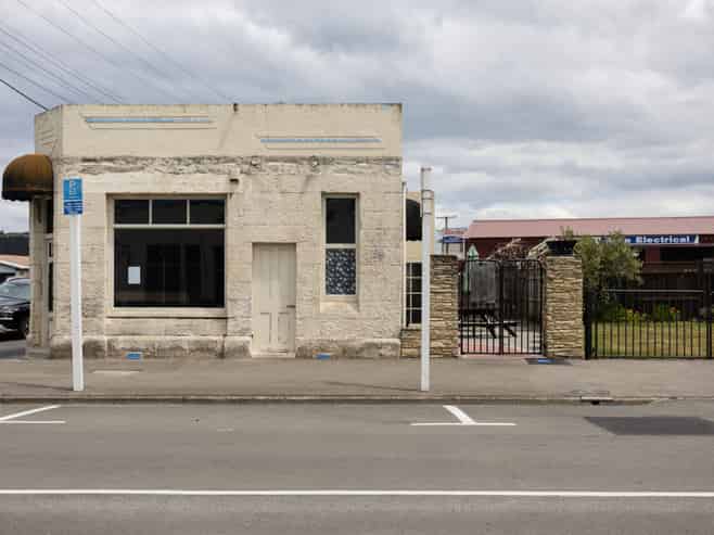 HIGH PROFILE CORNER SITE