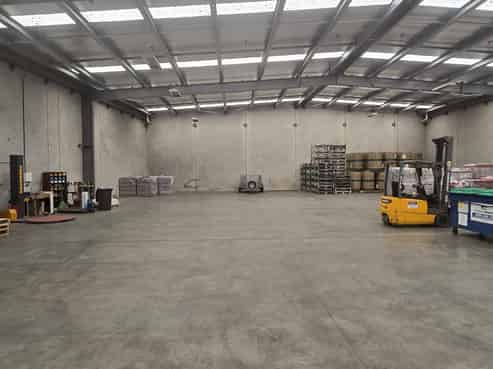 High-stud clear-span warehouse in Islington