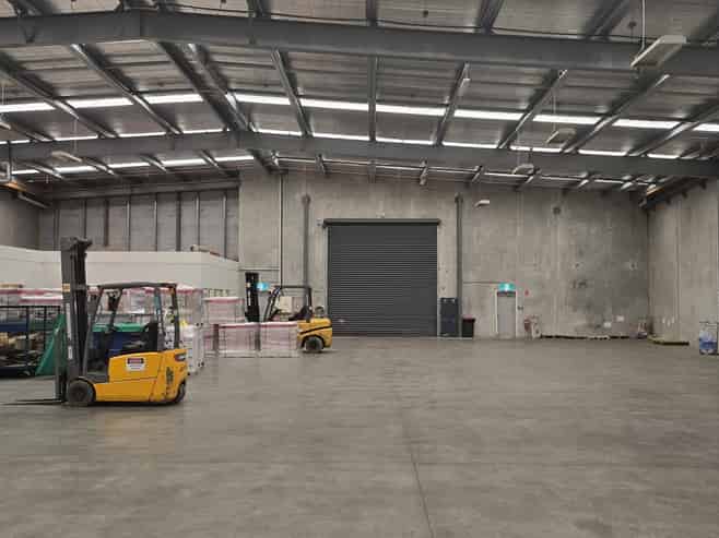 High-stud clear-span warehouse in Islington