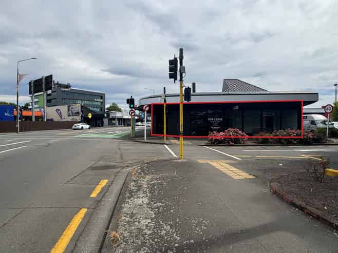 Retail/Office Space with Huge Profile 