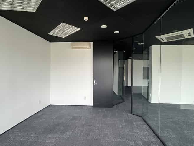 Retail/Office Space with Huge Profile 