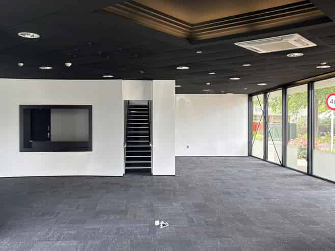 Retail/Office Space with Huge Profile 