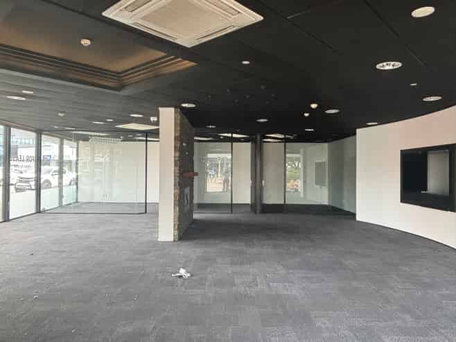 Retail/Office Space with Huge Profile 