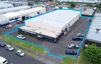Efficient East Tamaki Warehousing - 7 Roller Doors