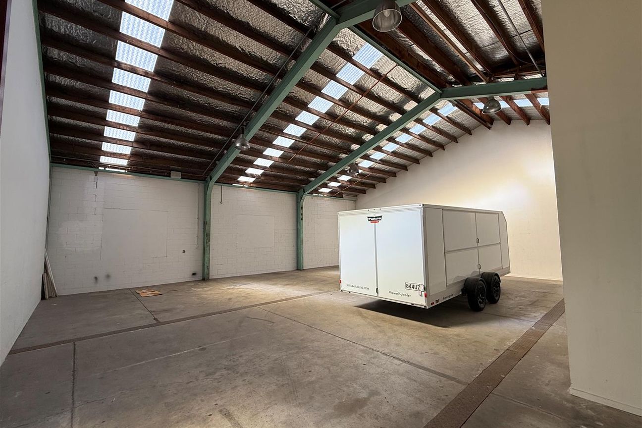 Big Central Warehouse and Some Office – pohled 4