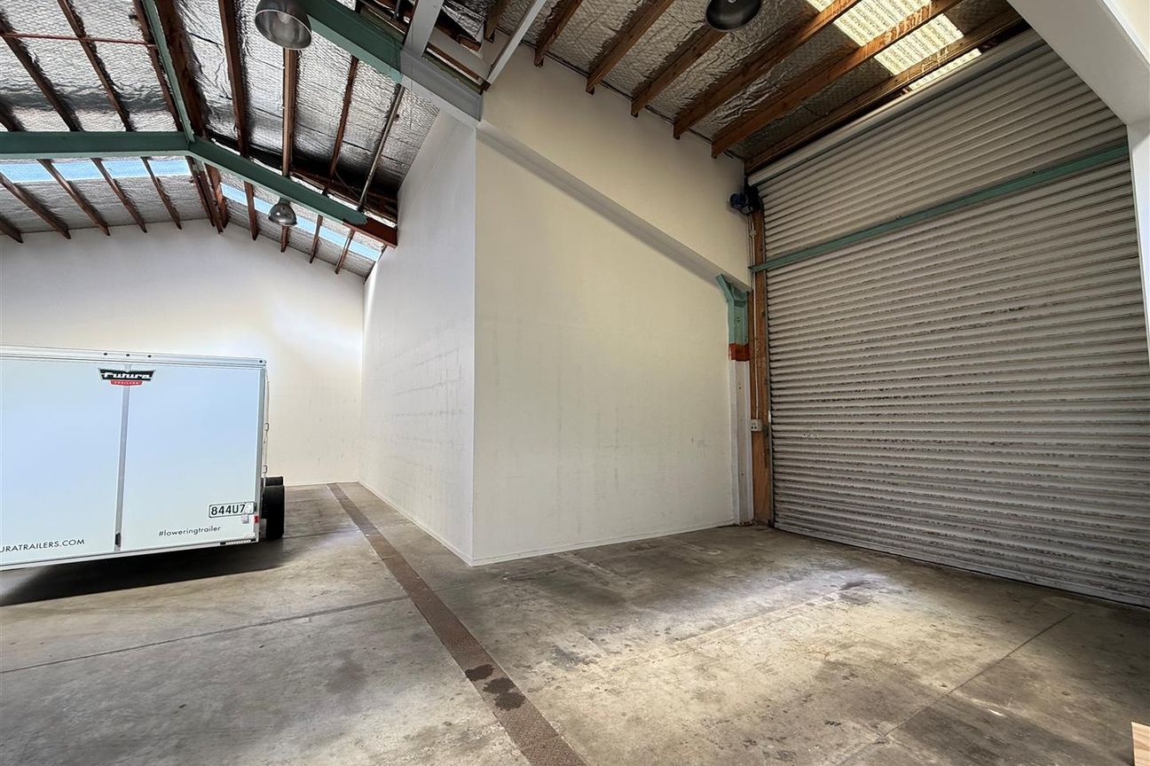 Big Central Warehouse and Some Office – pohled 5