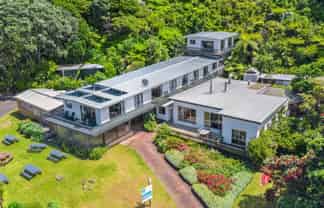 Tipi & Bobs - Waterfront Lodge