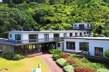 Tipi & Bobs - Waterfront Lodge