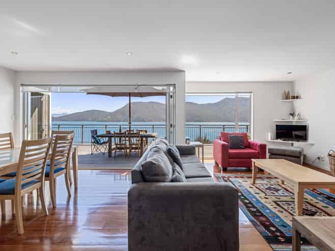  Bay of Many Coves, Admiralty Bay