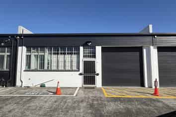 Clean and Functional 92sqm Unit – St Johns