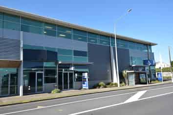 HIGH PROFILE AND HIGH STUD RETAIL SHOWROOM
