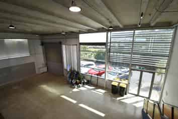 HIGH PROFILE AND HIGH STUD RETAIL SHOWROOM
