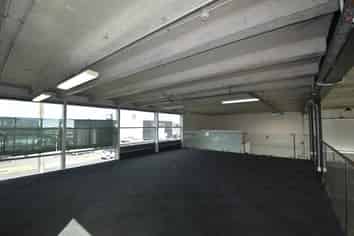 HIGH PROFILE AND HIGH STUD RETAIL SHOWROOM
