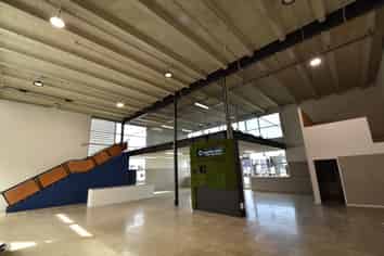 HIGH PROFILE AND HIGH STUD RETAIL SHOWROOM
