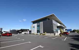 HIGH PROFILE AND HIGH STUD RETAIL SHOWROOM
