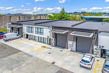 Brand New Lease! Office/Warehouse Investment