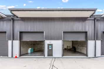 Brand New Lease! Office/Warehouse Investment