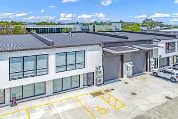 Brand New Lease! Office/Warehouse Investment