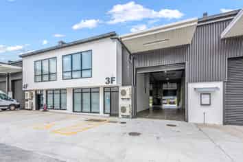 Brand New Lease! Office/Warehouse Investment