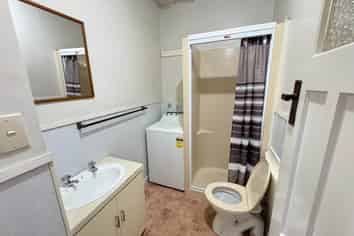 1/6 Dinniss Avenue, Regent