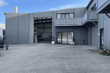 387M² PREDOMINANTLY WAREHOUSE INDUSTRIAL - SIL...