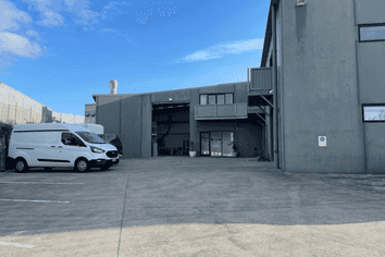 387M² PREDOMINANTLY WAREHOUSE INDUSTRIAL - SIL...