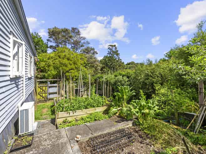 16/18 Lorenzen Bay Road, Raglan