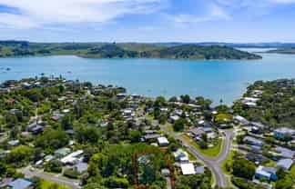 16/18 Lorenzen Bay Road, Raglan