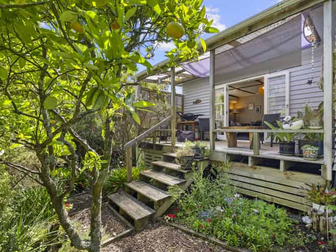 16/18 Lorenzen Bay Road, Raglan