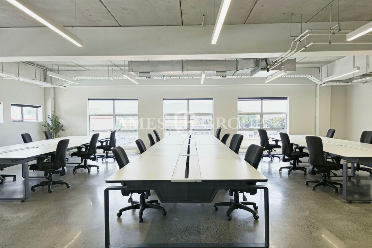 MODERN SLEEK OFFICE IN PRIME PARNELL LOCATION - Več