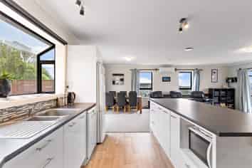 11 Sunhaven Drive, Newlands