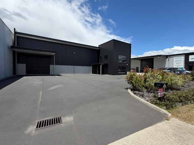 Near new, stand-alone, HIGH PROFILE!