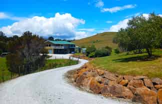 9/11 Ocean View Road, Cable Bay