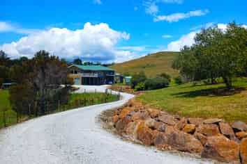 9/11 Ocean View Road, Cable Bay
