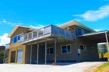 9/11 Ocean View Road, Cable Bay