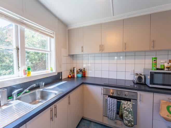 87 Avenue Road, West End