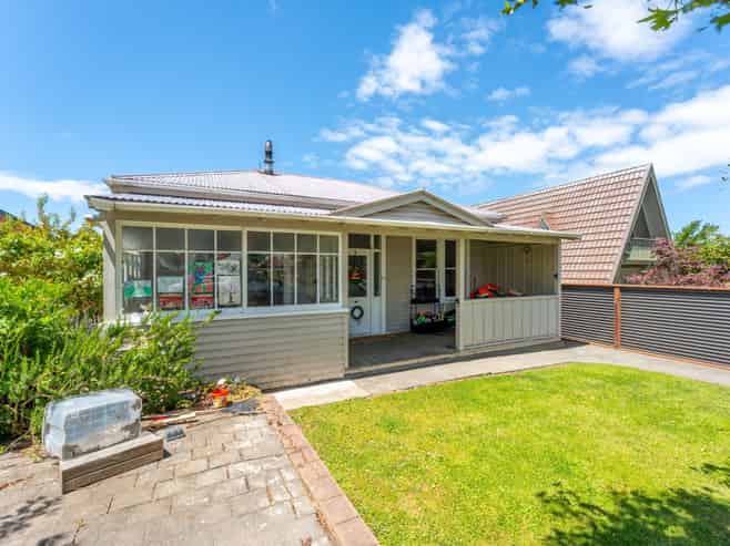 87 Avenue Road, West End