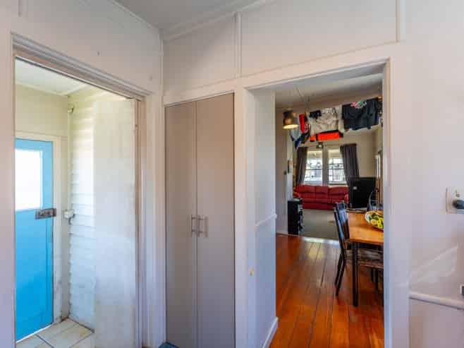 87 Avenue Road, West End